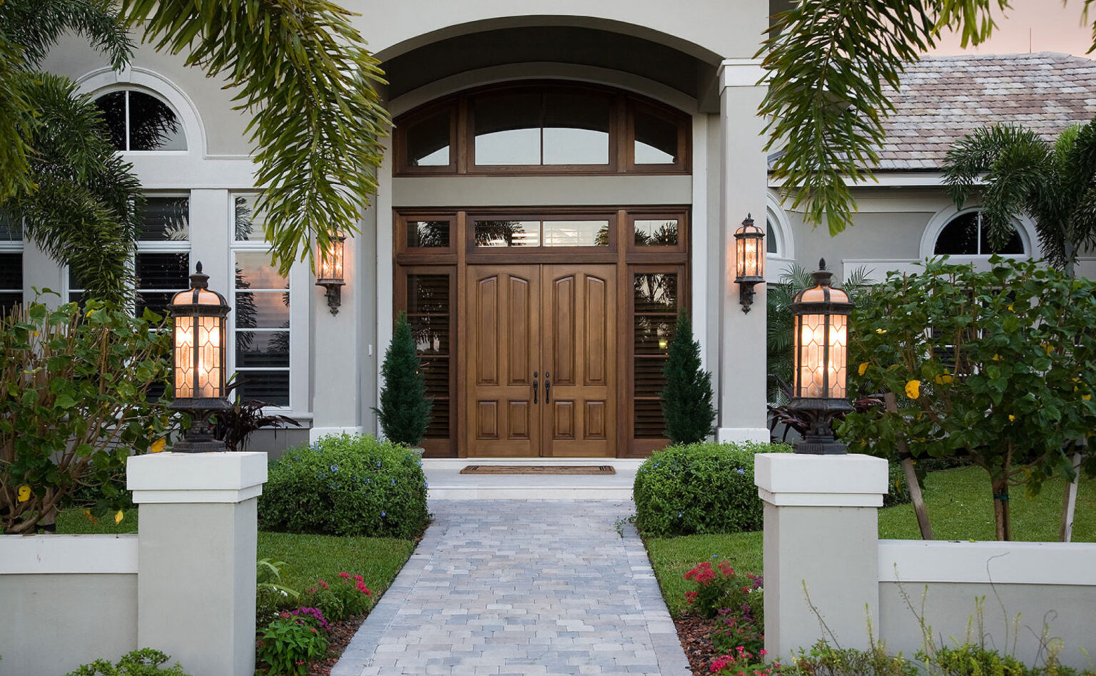 Solidne drzwi wejściowe powinny łączyć bezpieczeństwo, trwałość, estetykę i właściwą izolację termiczną