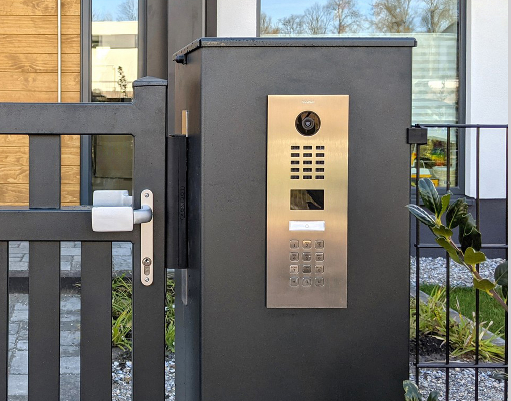metalowe drzwi z domofonem chronią mieszkanie