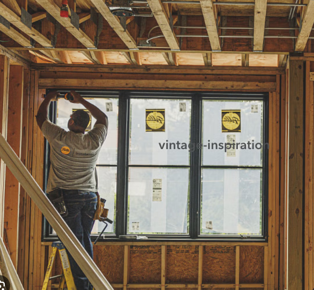 Demontaż starych ram, pomiary, montaż nowych okien i regulacja to podstawowe etapy wymiany