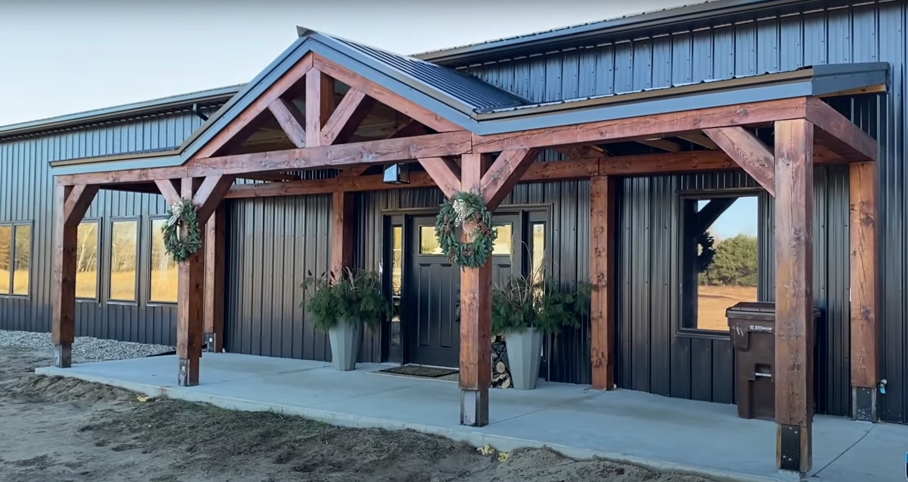 przesuwne stalowe drzwi loftowe na szynach z czarnym wykończeniem matowym